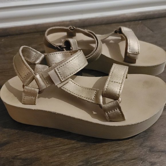 Teva Flatform Metallic Champagne Leather Sandals Size 8 - Picture 7 of 7